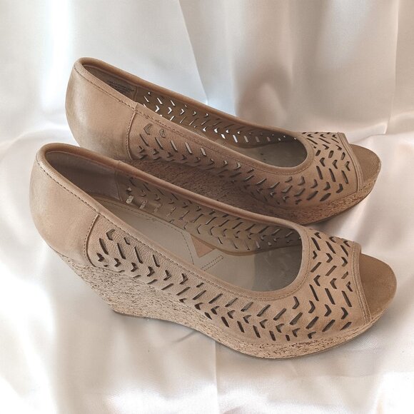 EUC 💥 ADRIENNE VITTADINI PEEP TOE LEATHER WEDGE PUMPS CORK 4" ~ SIZE 9.5 - Picture 1 of 8